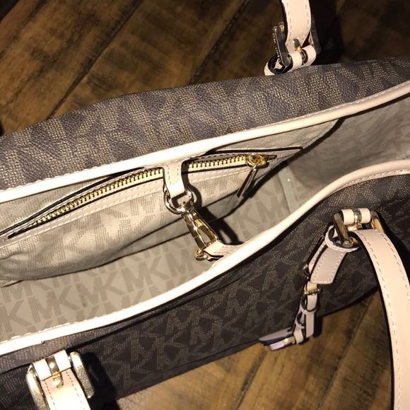 Micheal Kors purse - Picture 5 of 5